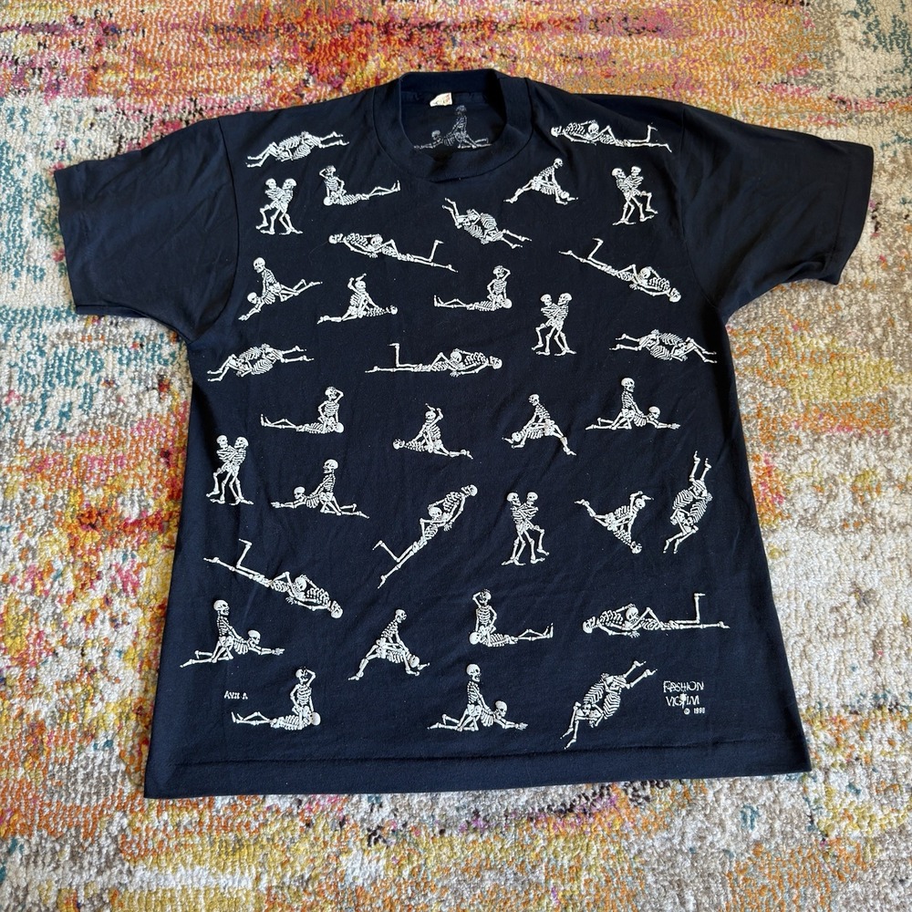 Vintage 90s Fashion Victim Skeleton Kama Sutra All Over Print T-Shirt L
